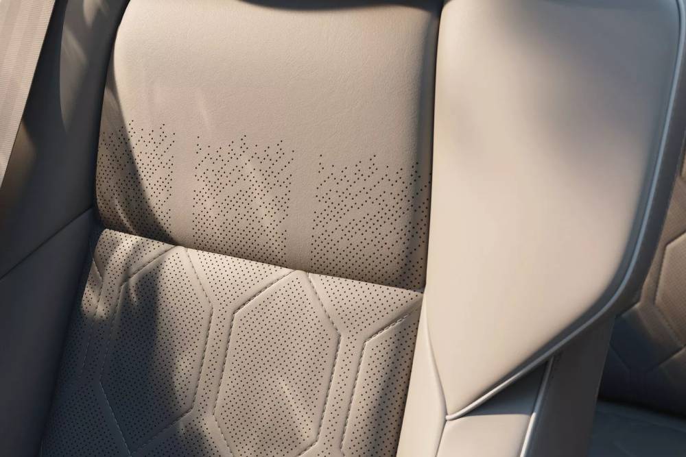 Νέο Volvo EM90: Το εντυπωσιακό διαμάντι των VIP μετακινήσεων