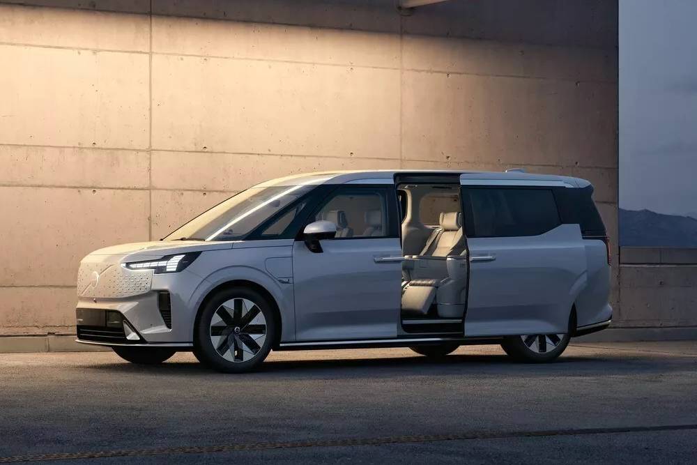 Νέο Volvo EM90: Το εντυπωσιακό διαμάντι των VIP μετακινήσεων