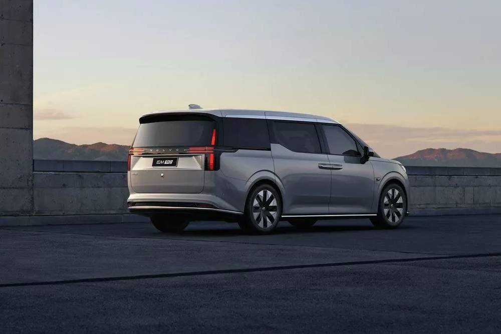 Νέο Volvo EM90: Το εντυπωσιακό διαμάντι των VIP μετακινήσεων