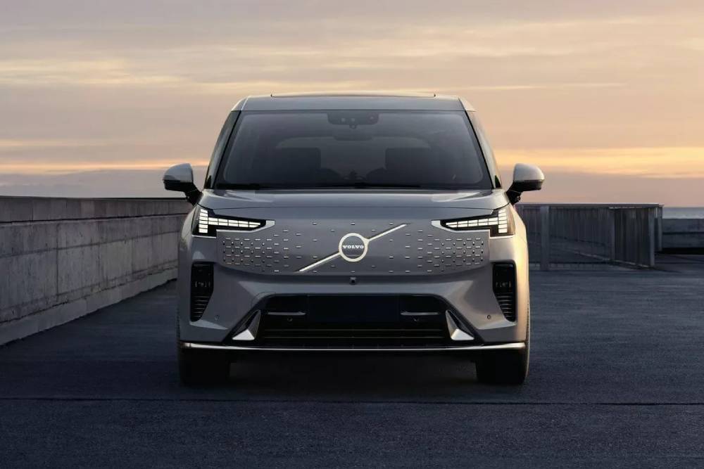 Νέο Volvo EM90: Το εντυπωσιακό διαμάντι των VIP μετακινήσεων