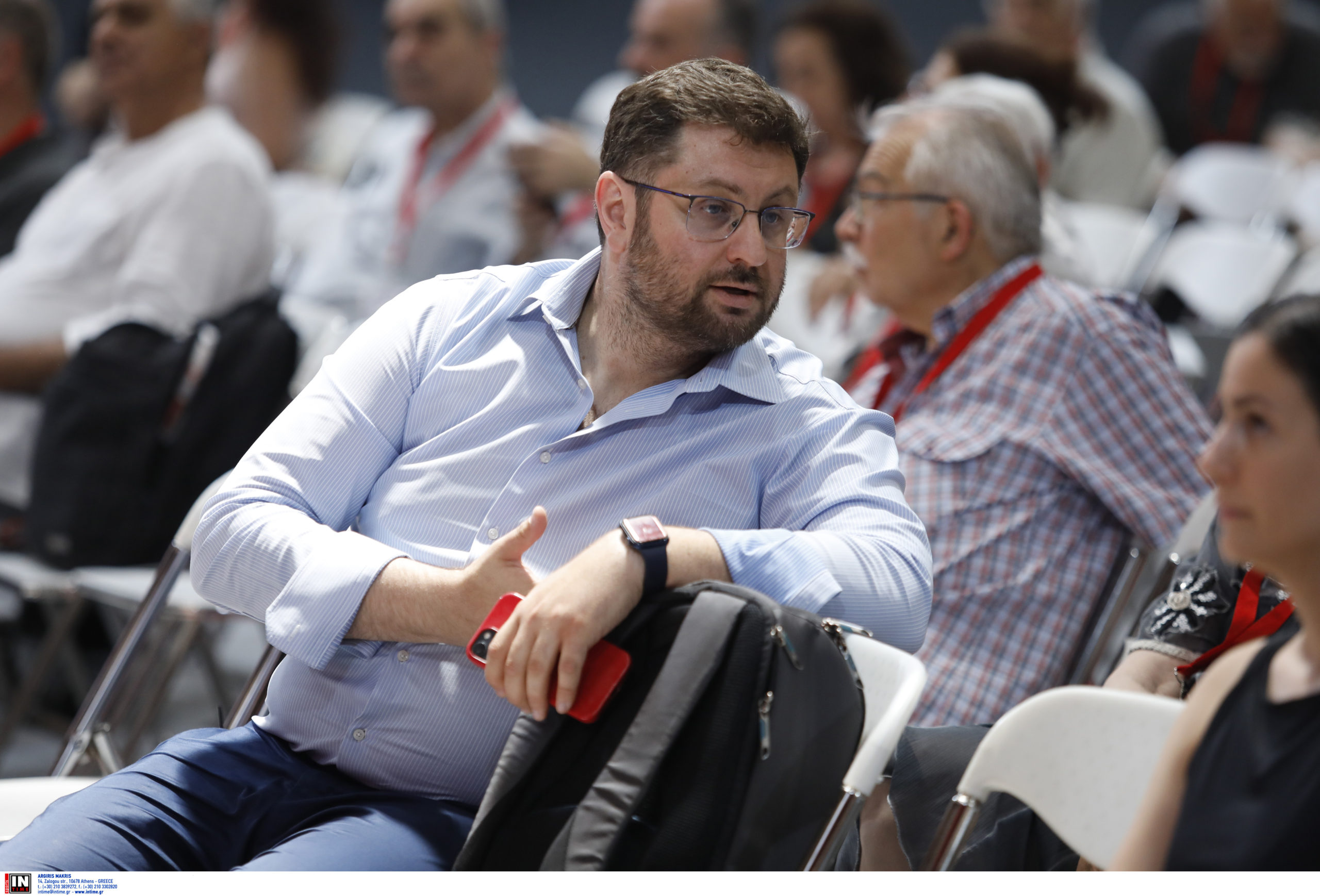 ΣΥΡΙΖΑ: Προσδοκίες αναγέννησης σε κλίμα εσωτερικής κόπωσης – Αφόρητη ζέστη, άδειες καρέκλες και ανησυχία τη δεύτερη μέρα του Συνεδρίου