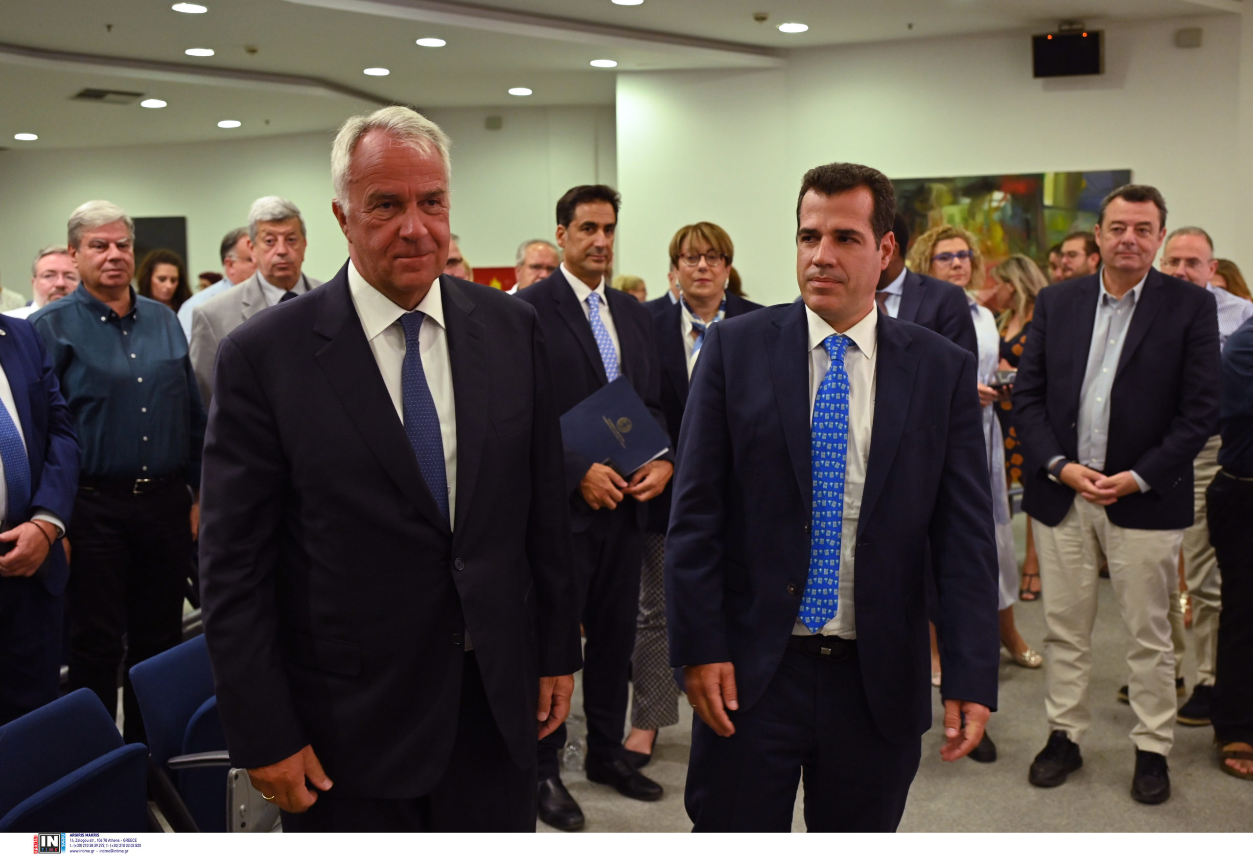 Τελετή παράδοσης-παραλαβής στο υπουργείο Μετανάστευσης – Πλεύρης: Όποιος φτάνει παράνομα στην Ελλάδα, είτε θα επιστρέφει στη χώρα του είτε θα οδηγείται στη φυλακή