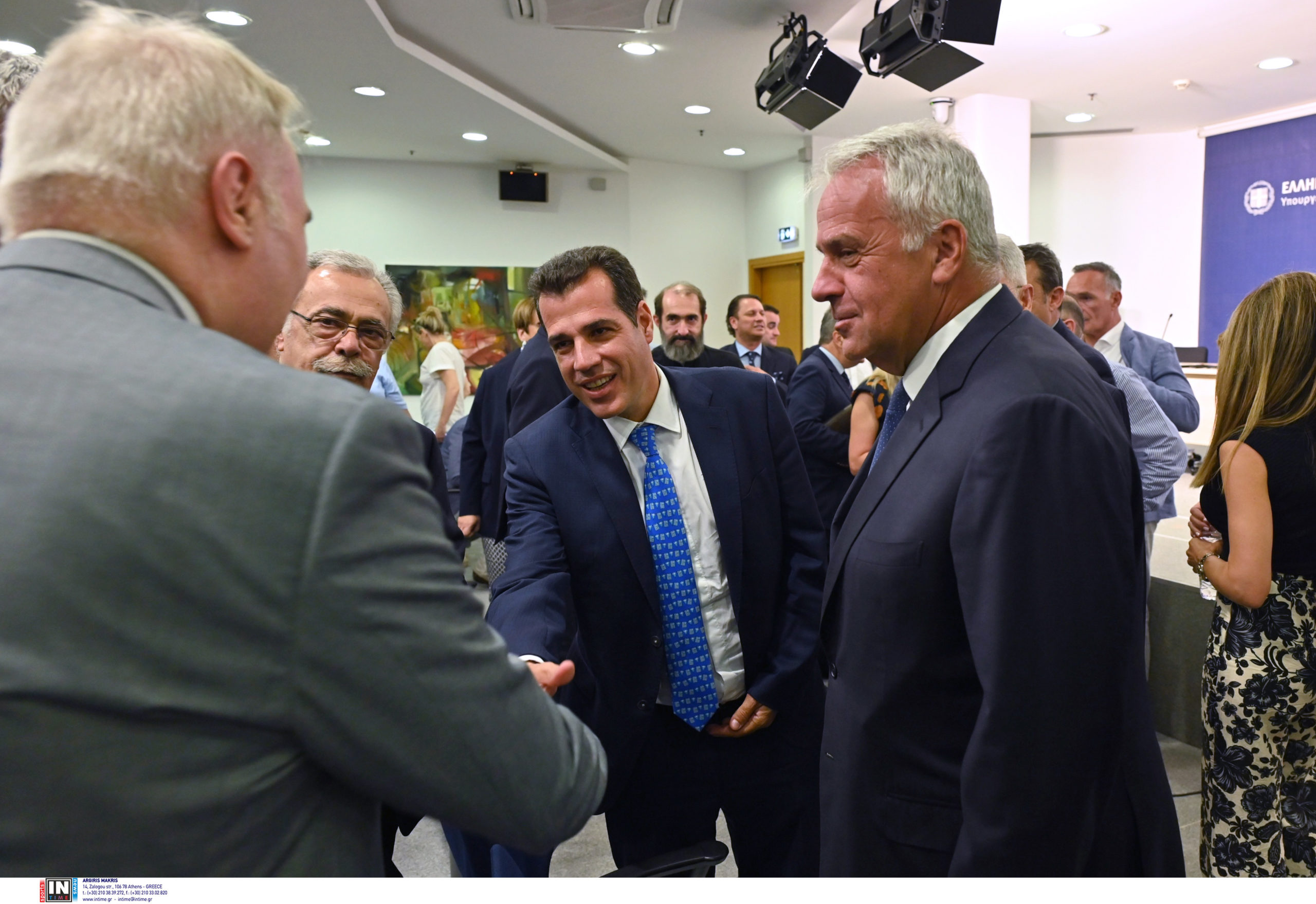 Τελετή παράδοσης-παραλαβής στο υπουργείο Μετανάστευσης – Πλεύρης: Όποιος φτάνει παράνομα στην Ελλάδα, είτε θα επιστρέφει στη χώρα του είτε θα οδηγείται στη φυλακή