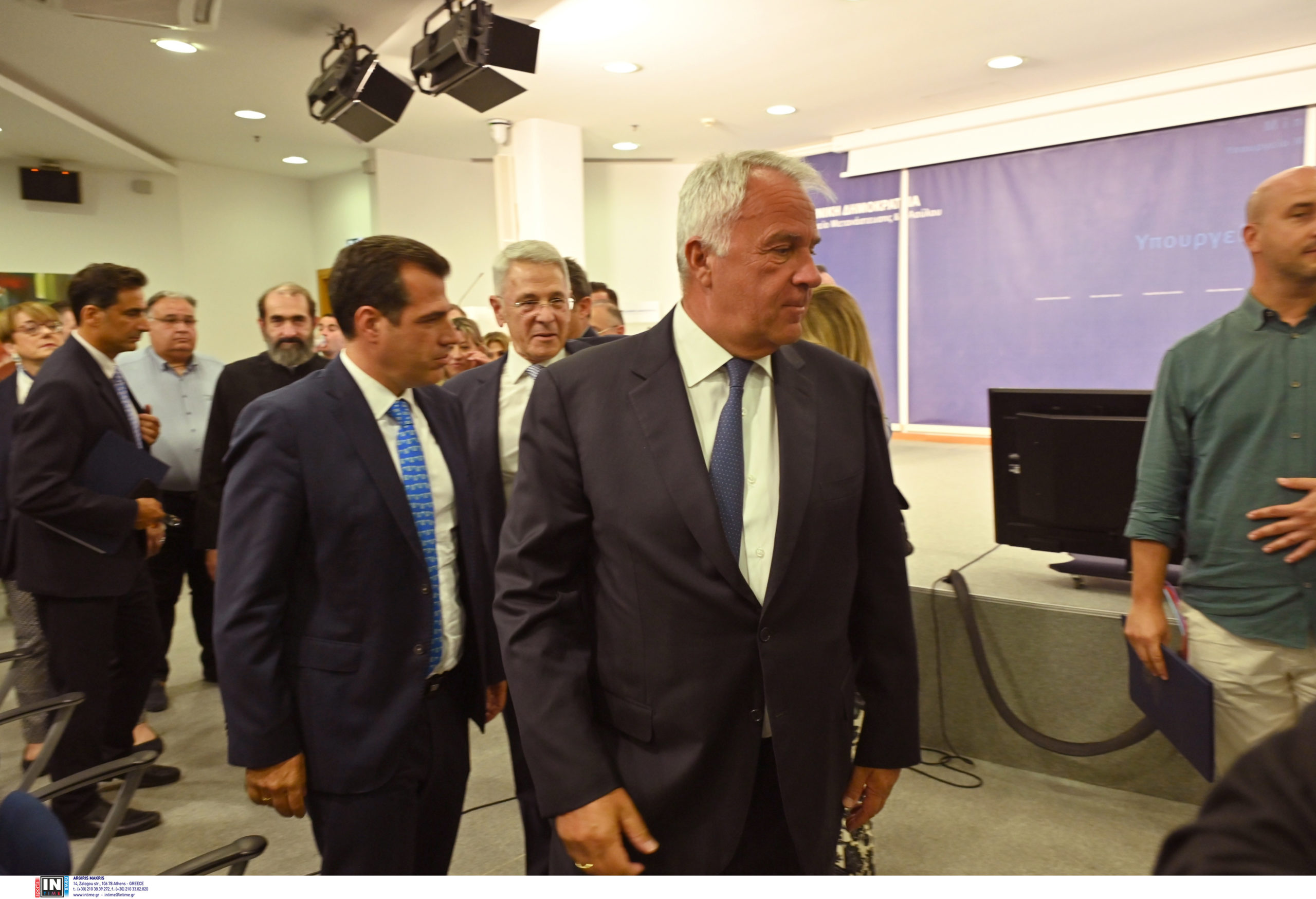 Τελετή παράδοσης-παραλαβής στο υπουργείο Μετανάστευσης – Πλεύρης: Όποιος φτάνει παράνομα στην Ελλάδα, είτε θα επιστρέφει στη χώρα του είτε θα οδηγείται στη φυλακή