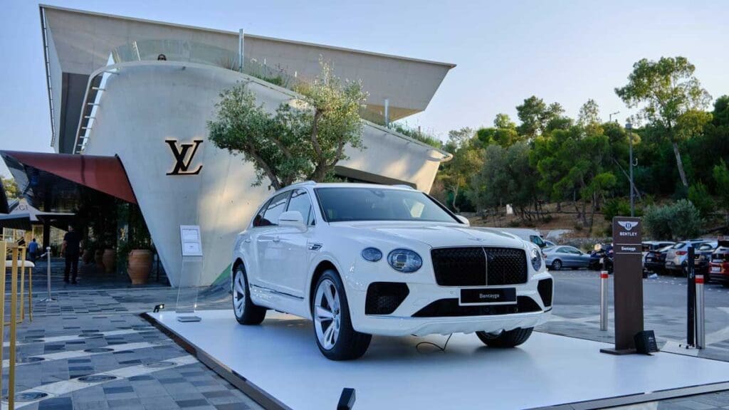 Για τους εκλεκτούς της πολυτέλειας: οι Bentley λάμπουν στη Μαρίνα Βουλιαγμένης 7 Bentayga Hybrid