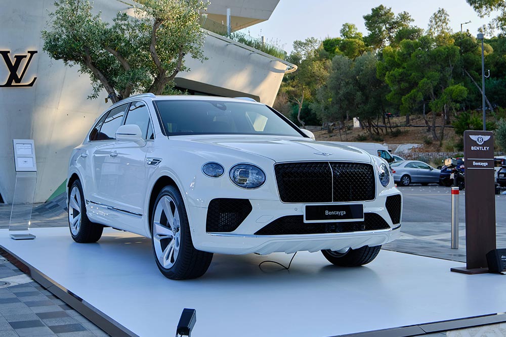 Η πολυτελής Bentley Continental GTC Mulliner λάμπει στην Αθηναϊκή Ριβιέρα