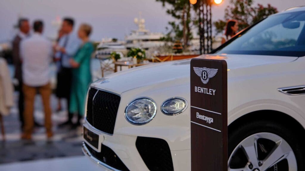 Για τους εκλεκτούς της πολυτέλειας: οι Bentley λάμπουν στη Μαρίνα Βουλιαγμένης 9 Bentayga Hybrid