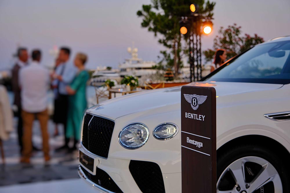 Η πολυτελής Bentley Continental GTC Mulliner λάμπει στην Αθηναϊκή Ριβιέρα