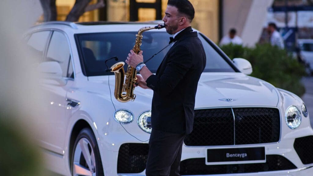 Για τους εκλεκτούς της πολυτέλειας: οι Bentley λάμπουν στη Μαρίνα Βουλιαγμένης 6 Bentley Bentayga Hybrid