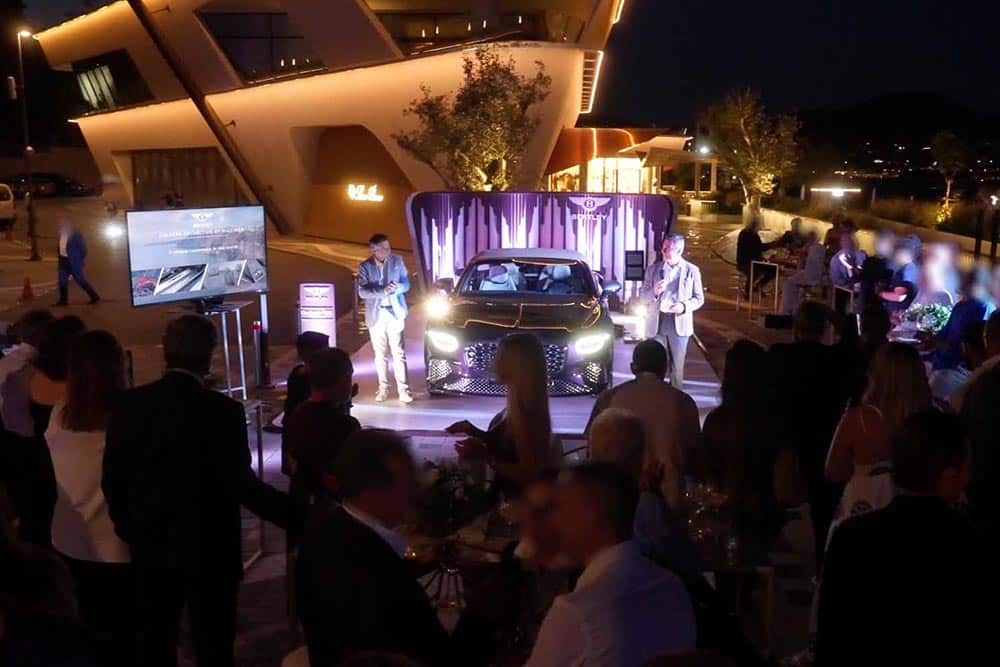 Η πολυτελής Bentley Continental GTC Mulliner λάμπει στην Αθηναϊκή Ριβιέρα
