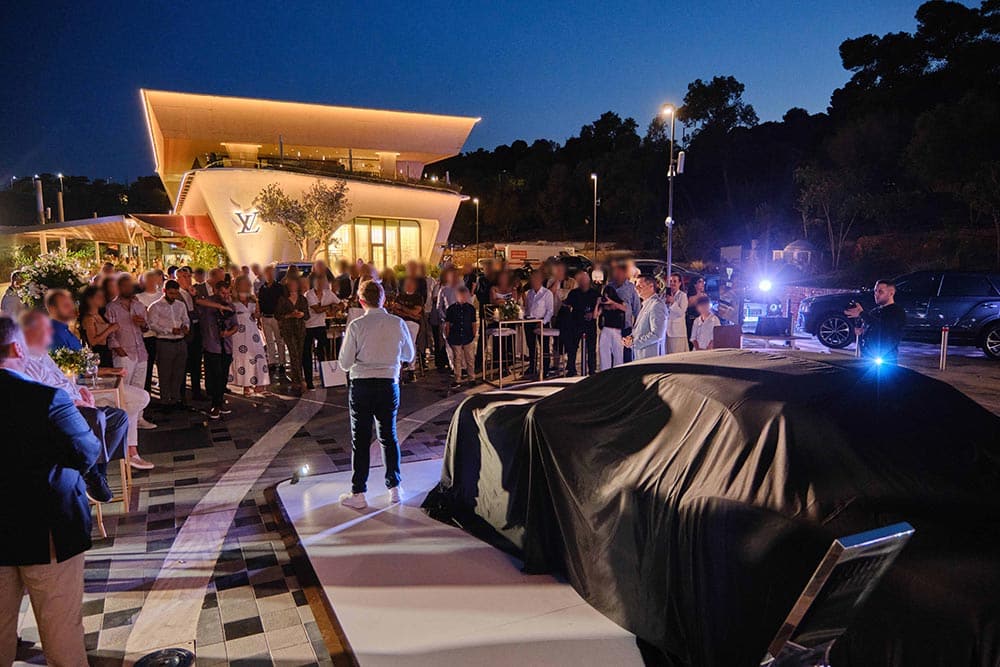 Η πολυτελής Bentley Continental GTC Mulliner λάμπει στην Αθηναϊκή Ριβιέρα
