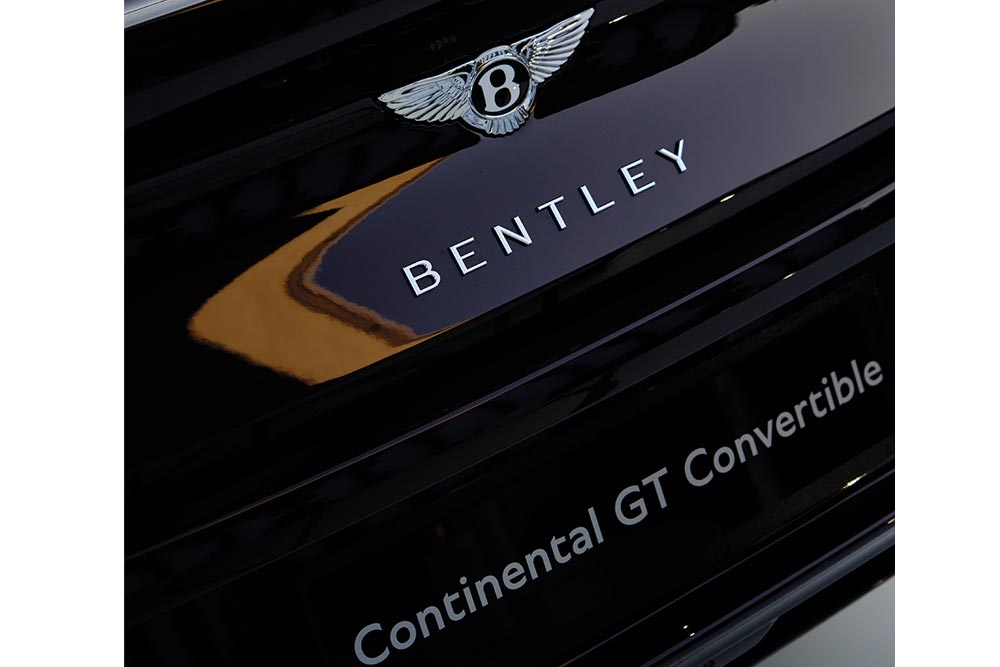 Η πολυτελής Bentley Continental GTC Mulliner λάμπει στην Αθηναϊκή Ριβιέρα
