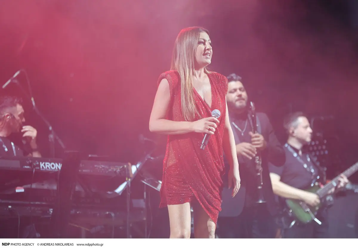 «Καλησπέρα και καλή βραδιά»: Το Καλλιμάρμαρο αποθέωσε τον Βασίλη Καρρά – Συγκινητική παρουσία της συζύγου και της κόρης του 43 Έλενα Παπαρίζου