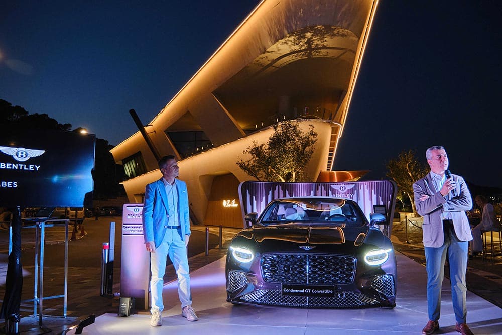 Η πολυτελής Bentley Continental GTC Mulliner λάμπει στην Αθηναϊκή Ριβιέρα