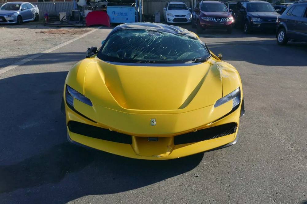 «Τζάμπα» ντεραπαρισμένη Ferrari SF90 Stradale