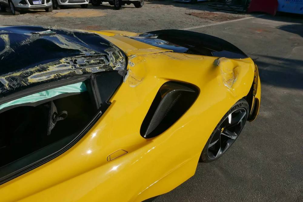 «Τζάμπα» ντεραπαρισμένη Ferrari SF90 Stradale