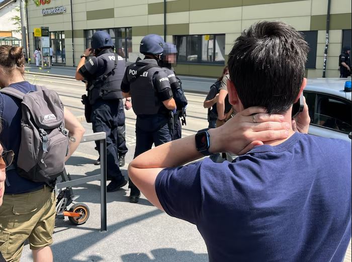 Αυστρία: Οπλισμένος με πιστόλι και καραμπίνα ο δράστης σκόρπισε τον τρόμο στο σχολείο του Γκρατς – Τριήμερο εθνικό πένθος στην χώρα