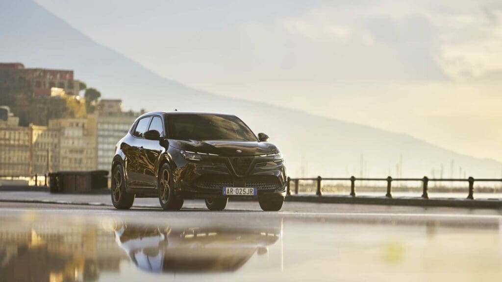 Κόκκινο ή μαύρο; Το εντυπωσιακό Alfa Romeo Junior Intensa από €34.500 4 Alfa Romeo Junior Intensa
