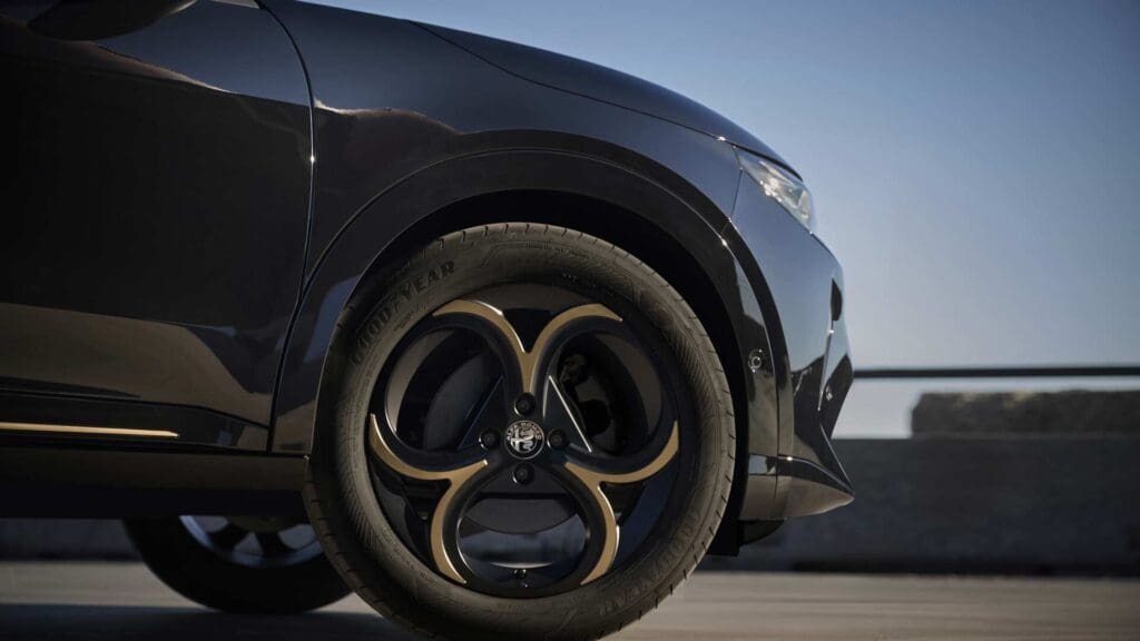 Κόκκινο ή μαύρο; Το εντυπωσιακό Alfa Romeo Junior Intensa από €34.500 5 Alfa Romeo Junior Intensa