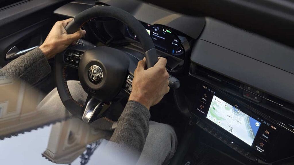Κόκκινο ή μαύρο; Το εντυπωσιακό Alfa Romeo Junior Intensa από €34.500 6 Alfa Romeo Junior Intensa