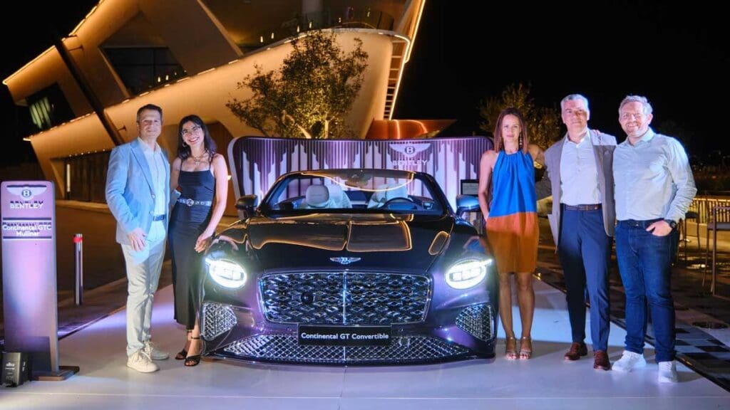 Για τους εκλεκτούς της πολυτέλειας: οι Bentley λάμπουν στη Μαρίνα Βουλιαγμένης 10 Kosmocar Bentley
