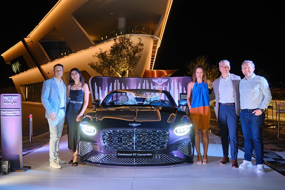 Η πολυτελής Bentley Continental GTC Mulliner λάμπει στην Αθηναϊκή Ριβιέρα