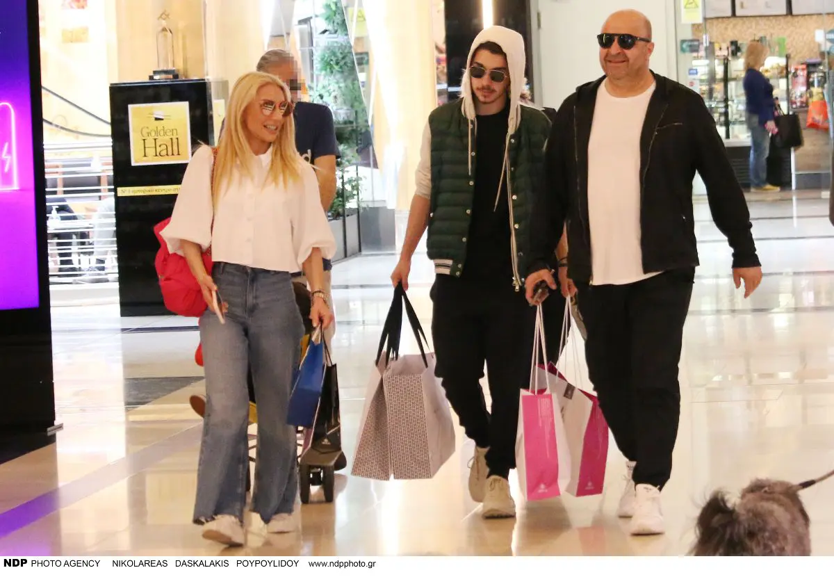 Ο Μάρκος Σεφερλής και η Έλενα Τσαβαλιά με το γιο τους