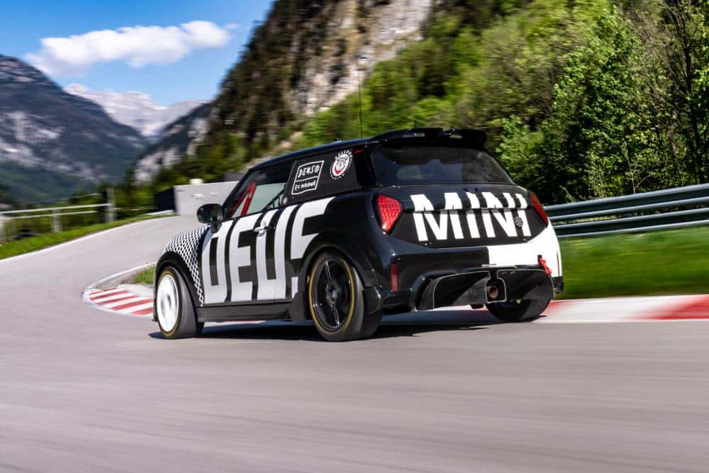 Το αγωνιστικό θηρίο MINI κατακτά τις 24ωρες Nurburgring