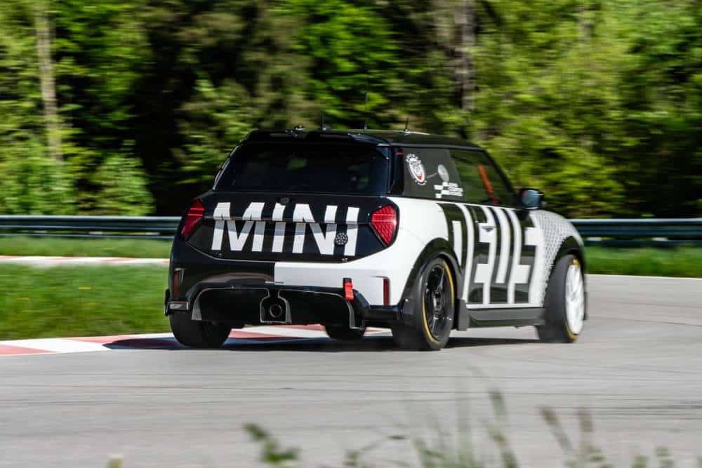 Το αγωνιστικό θηρίο MINI κατακτά τις 24ωρες Nurburgring