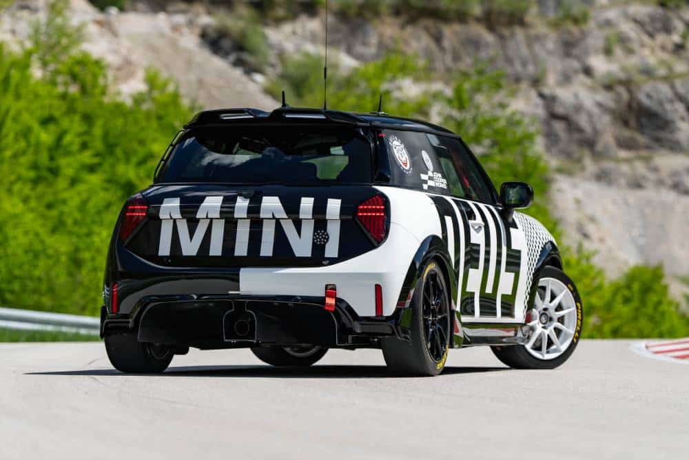 Το αγωνιστικό θηρίο MINI κατακτά τις 24ωρες Nurburgring