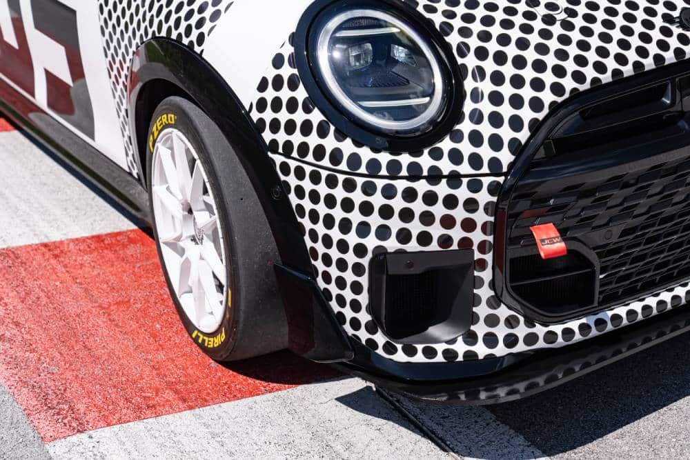 Το αγωνιστικό θηρίο MINI κατακτά τις 24ωρες Nurburgring