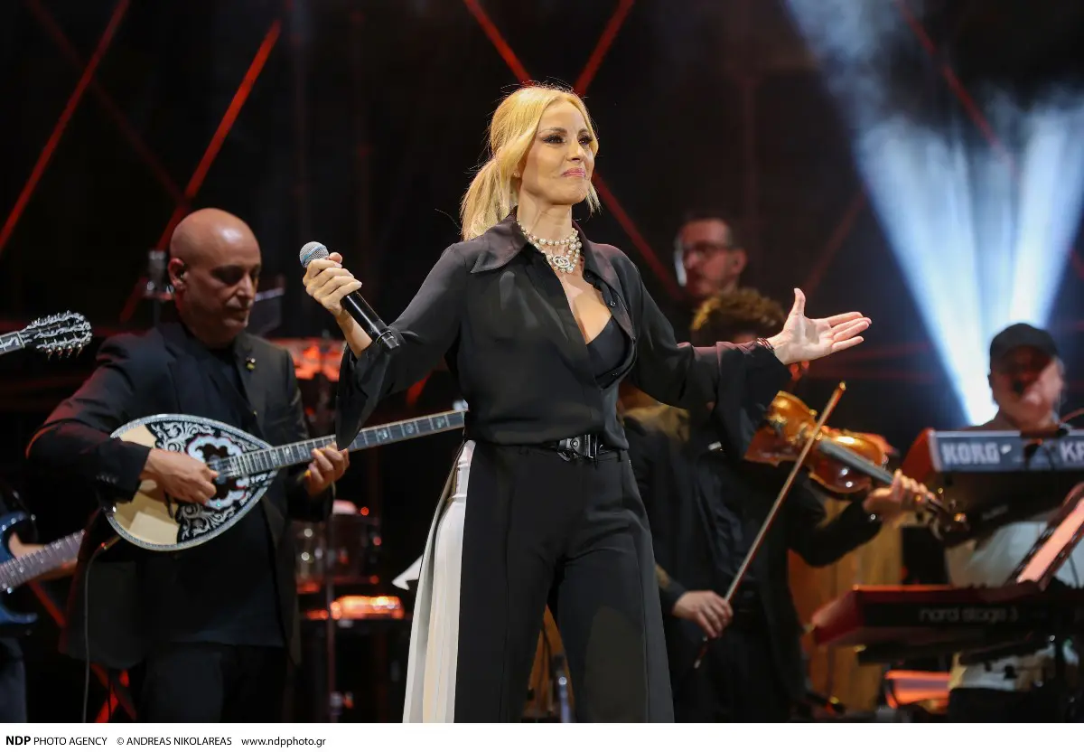 «Καλησπέρα και καλή βραδιά»: Το Καλλιμάρμαρο αποθέωσε τον Βασίλη Καρρά – Συγκινητική παρουσία της συζύγου και της κόρης του 35 Πέγκυ Ζήνα
