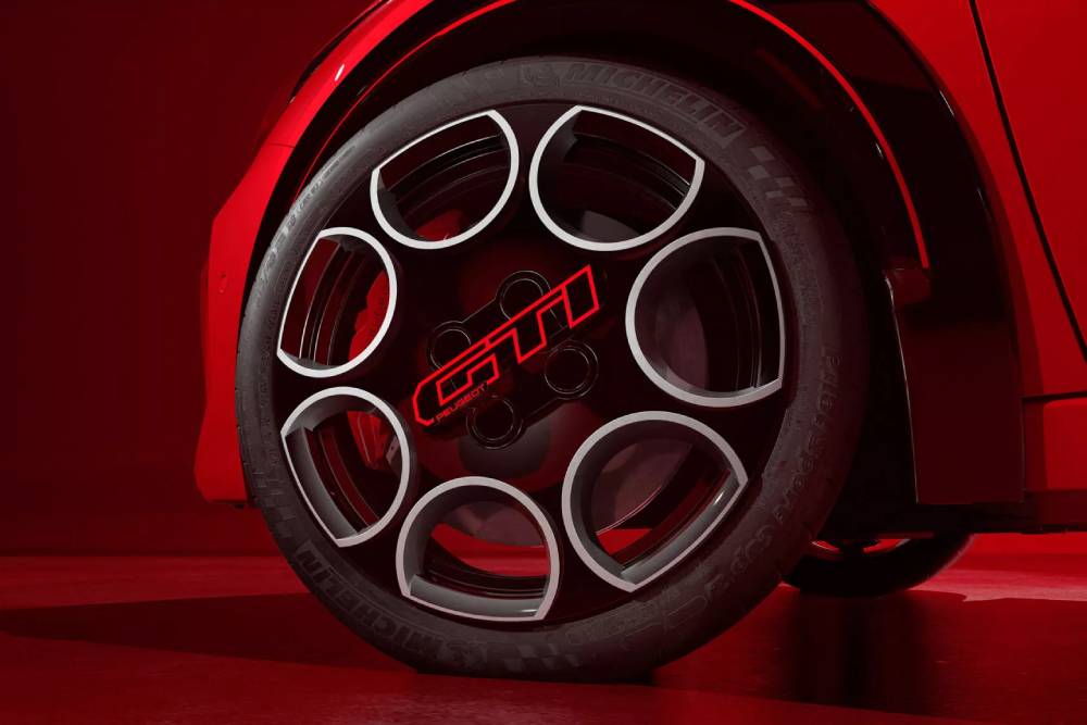 Η αναγέννηση: Νέο Peugeot E-208 GTi εκτοξεύεται με 280 άλογα