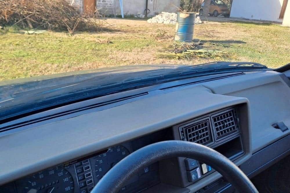 Εκπληκτικό Skoda Favorit μας ταξιδεύει στο γαλάζιο