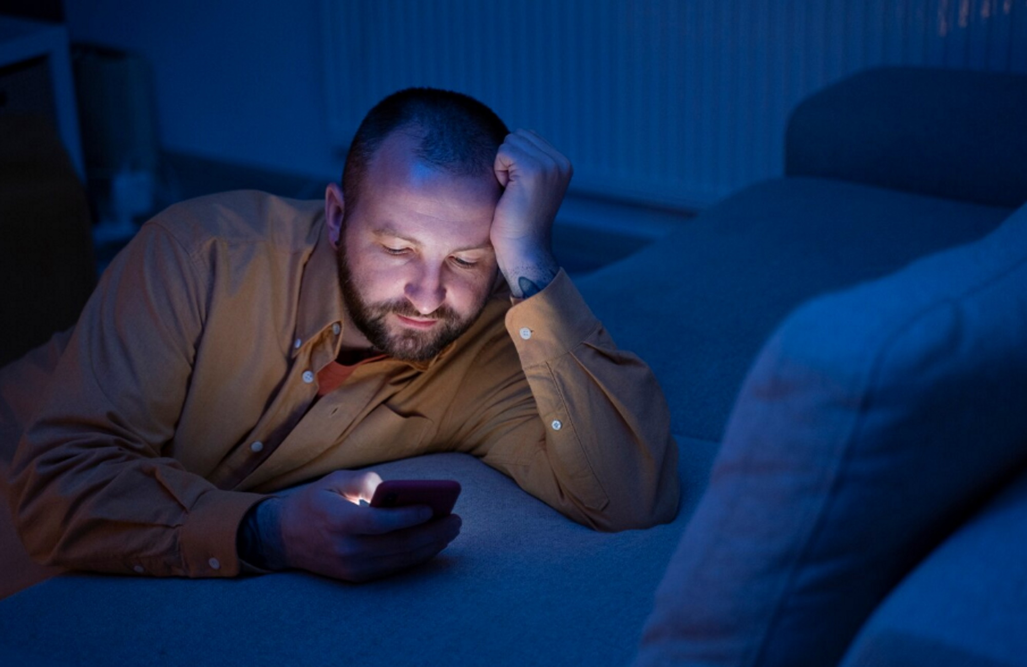 adult-suffering-from-social-media-addiction