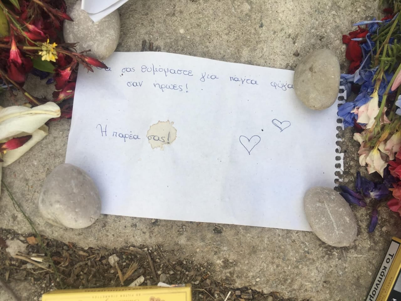 Άραχθος: Ο ΕΟΜ αναλαμβάνει πλήρως τα έξοδα κηδείας των δυο παιδιών, διαβεβαιώνει ο Γεωργιάδης 5 Στο σημείο όπου πνίγηκαν οι μαθητές, φίλοι τους αφήνουν λουλούδια και σημειώματα αγάπης
