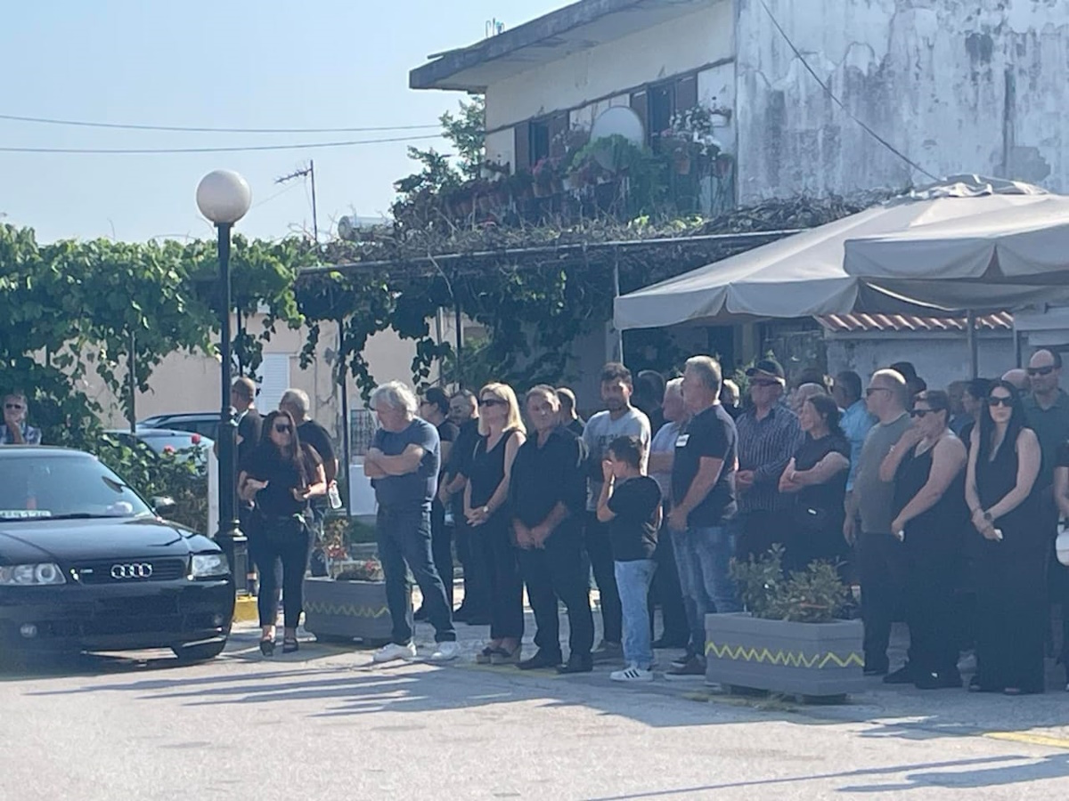 Άραχθος: Το σπαρακτικό αντίο του «ήρωα» στην κηδεία του 14χρονου – «Συγγνώμη που δεν πρόλαβα να σε σώσω» 5 Ο Ανδρέας Ηλιάδης, διευθυντής της ΜΕΘ του Ρίου όπου διακομίστηκαν τα παιδιά μαζί με συγγενείς και φίλους του άτυχου Σπύρου που πνίγηκε στον Άραχθο