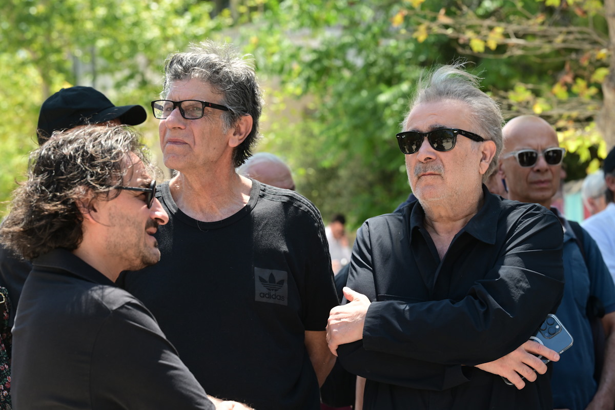 Βασίλης Παπαβασιλείου: Δάκρυα και συγκίνηση στο αιώνιο "αντίο" του εμβληματικού θεατράνθρωπου 7 Ο Βασίλης Χαραλαμπόπουλος, ο Γιάννης Μπέζος και ο Λάκης Λαζόπουλος