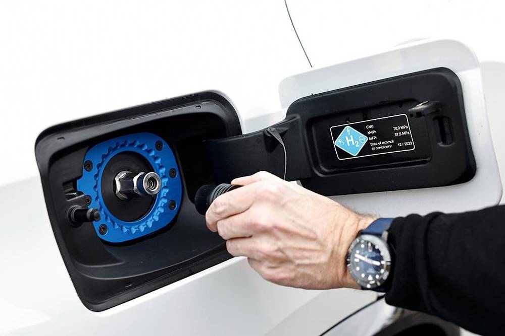 BMW: «Η χρυσή ευκαιρία για υδρογόνο είναι τώρα»