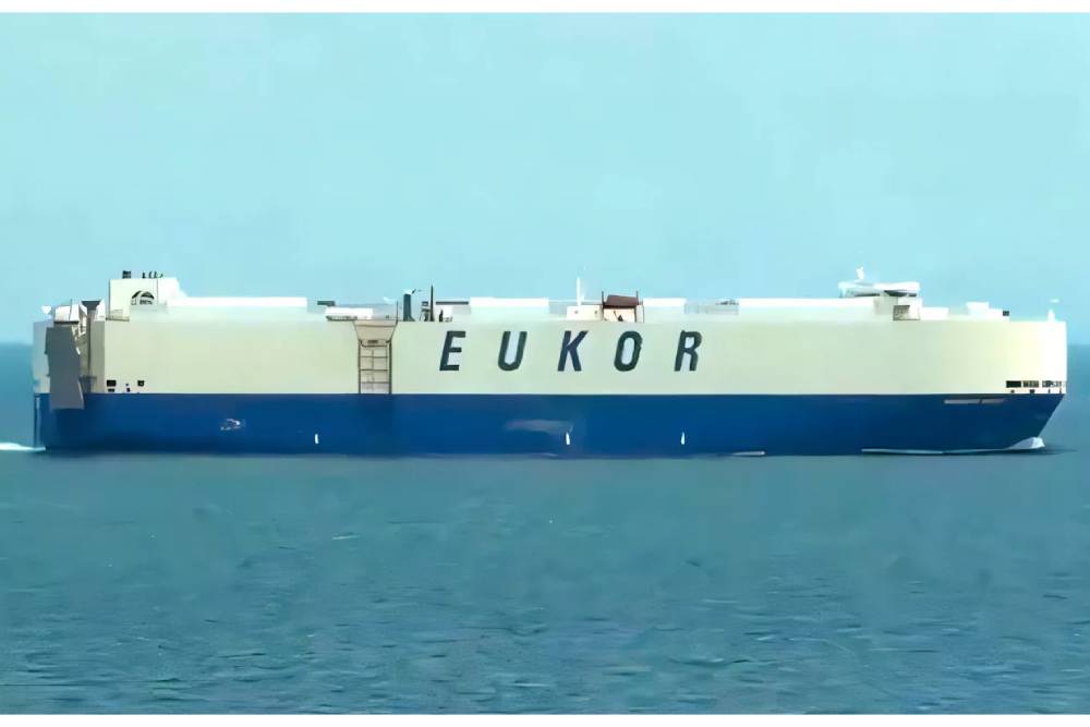 Φλεγόμενο πλοίο με 3.000 αυτοκίνητα εγκαταλείφθηκε στη θάλασσα
