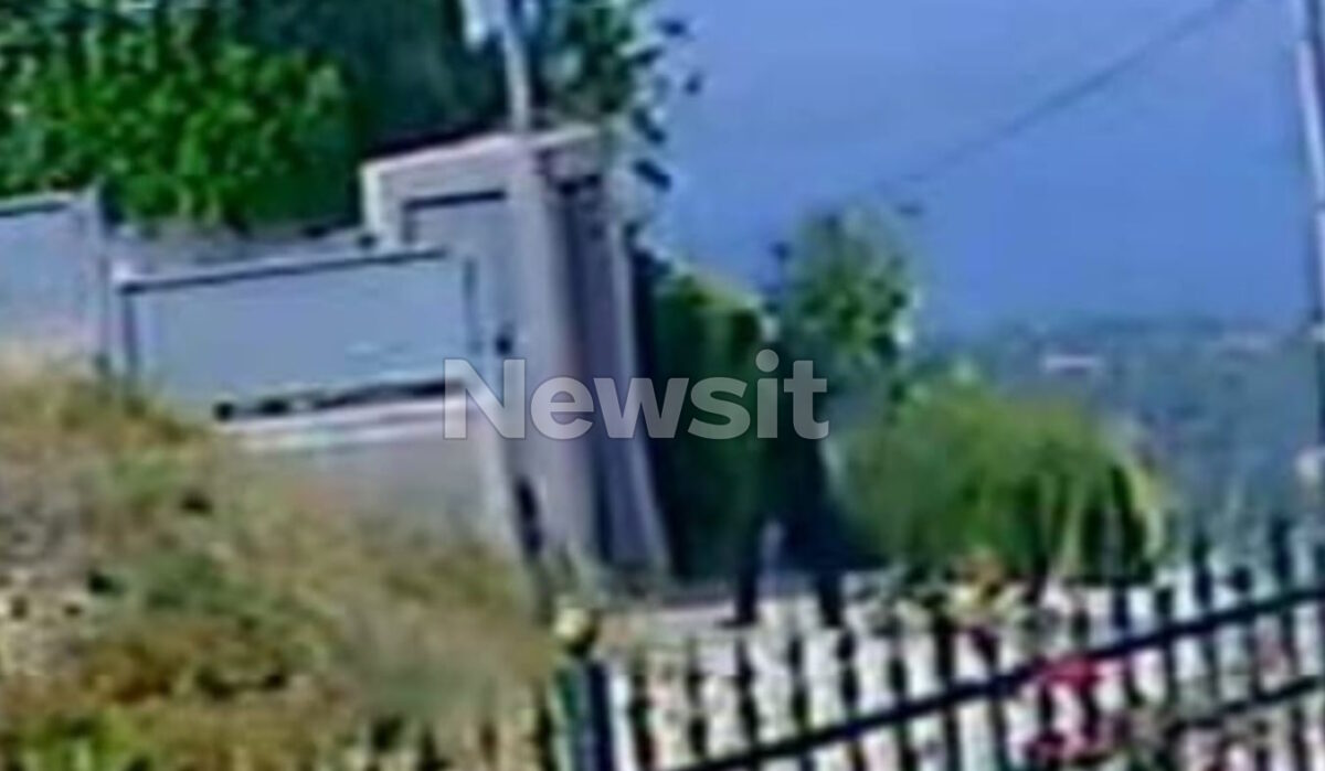 Στιγμή προς στιγμή η περιπέτεια του διαρρήκτη που επιχείρησε να εισβάλει σε κατοικία στον Νέο Βουτζά και πρωταγωνίστησε στην απίστευτη καταδίωξη στην Αττική Οδό 4 Η στιγμή που ο διαρρήκτης, ο οποίος προκάλεσε την καταδίωξη στην Αττική Οδό, μπαίνει σε σπίτι στον Νέο Βουτζά