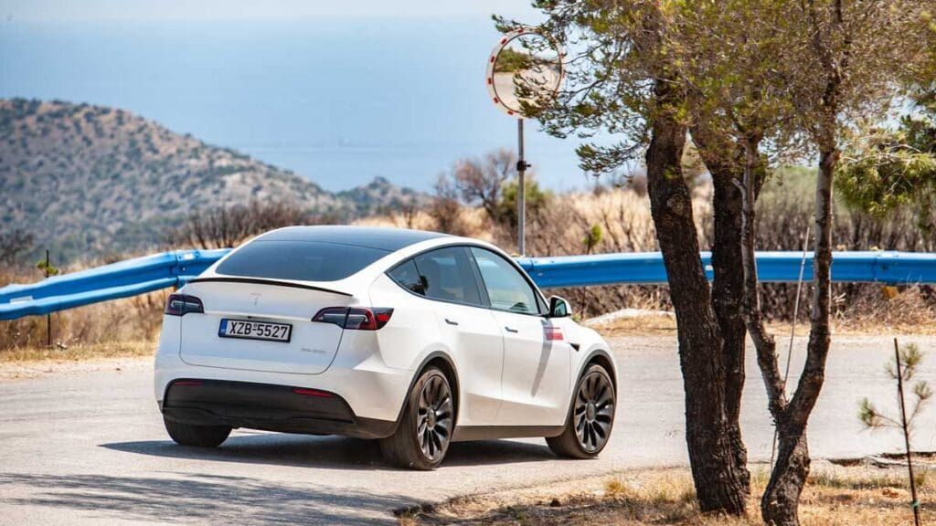 Αποκαλύφθηκε το εσωτερικό του νέου Tesla S. Ατύχημα ή στρατηγική; 7 Δοκιμή Tesla Y πίσω