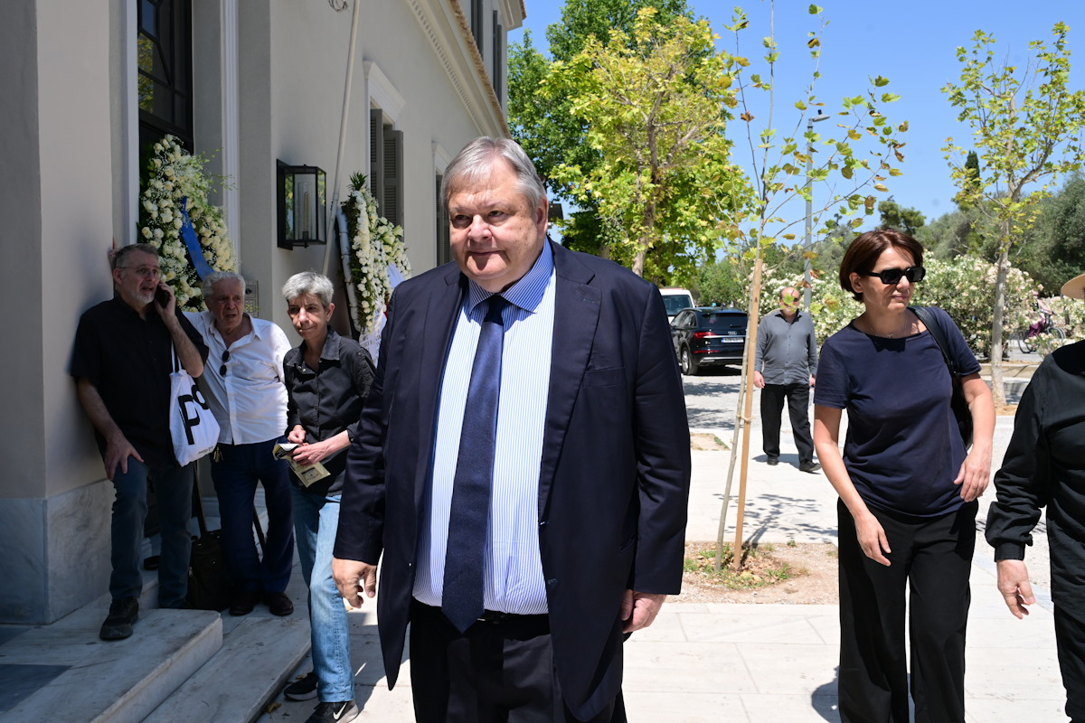 Βασίλης Παπαβασιλείου: Δάκρυα και συγκίνηση στο αιώνιο "αντίο" του εμβληματικού θεατράνθρωπου 9 Ο Ευάγγελος Βενιζέλος