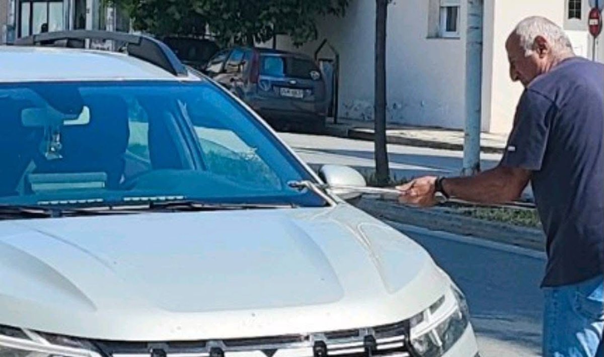 Βόλος: «Πάγωσα από τρόμο, αλλά κράτησα την ψυχραιμία μου» εξομολογείται η γυναίκα που αντίκρισε φίδι στο παρμπρίζ του αυτοκινήτου της 3 Το φίδι που εγκλωβίστηκε στο παρμπρίζ