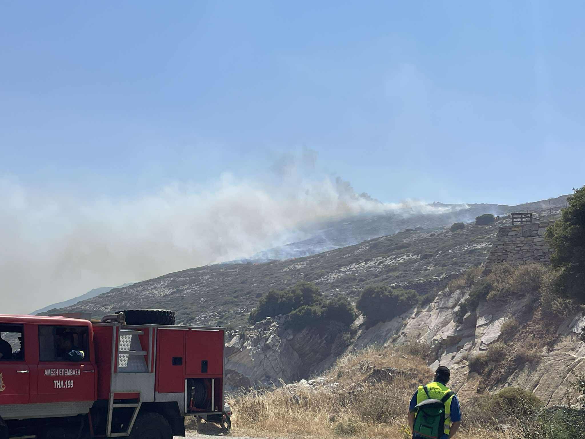 Μαίνεται ανεξέλεγκτα η φωτιά στη Νάξο: Σπεύδουν πυροσβέστες από Σαντορίνη, Πάρο, Σύρο και Πειραιά