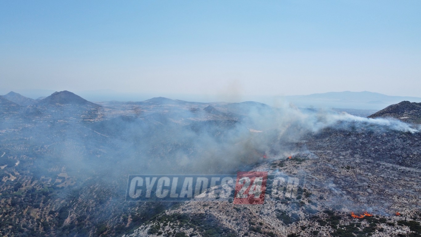 Μαίνεται ανεξέλεγκτα η φωτιά στη Νάξο: Σπεύδουν πυροσβέστες από Σαντορίνη, Πάρο, Σύρο και Πειραιά