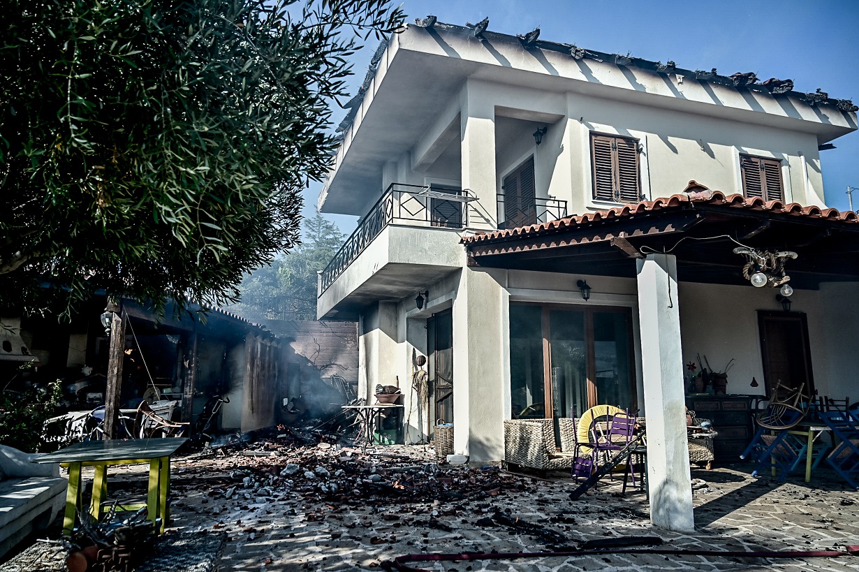 Φωτιά στην Παλαιά Φώκαια: Δραματική μάχη με τις αναζωπυρώσεις – Κάηκαν σπίτια και αυτοκίνητα, απεγκλωβίστηκαν κάτοικοι 8 Φωτιά στην Παλαιά Φώκαια