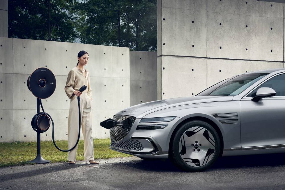 Νέο Genesis G80 Electrified γεμίζει μπαταρία αστραπιαία
