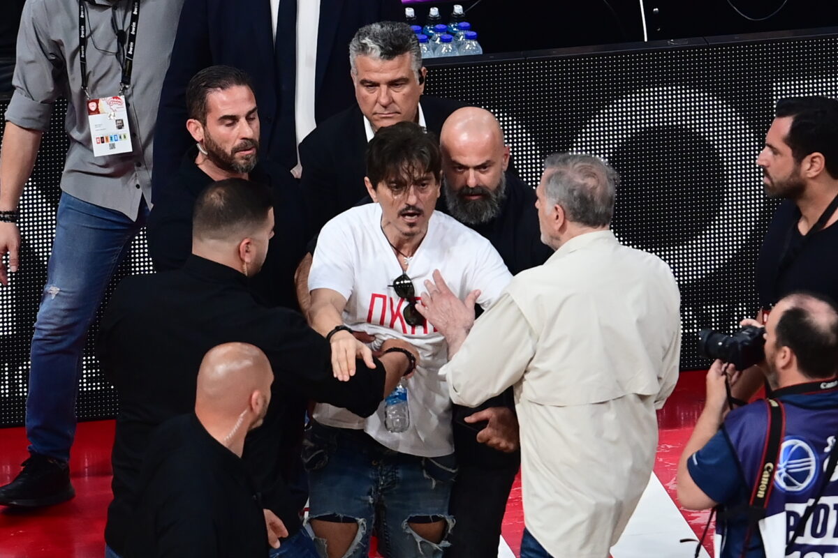 Ο Δημήτρης Γιαννακόπουλος εκδιώχθηκε από το ΣΕΦ στον καυτό τελικό Ολυμπιακός – Παναθηναϊκός 6 Ο Δημήτρης Γιαννακόπουλος εκδιώχθηκε από το ΣΕΦ στον καυτό τελικό Ολυμπιακός – Παναθηναϊκός