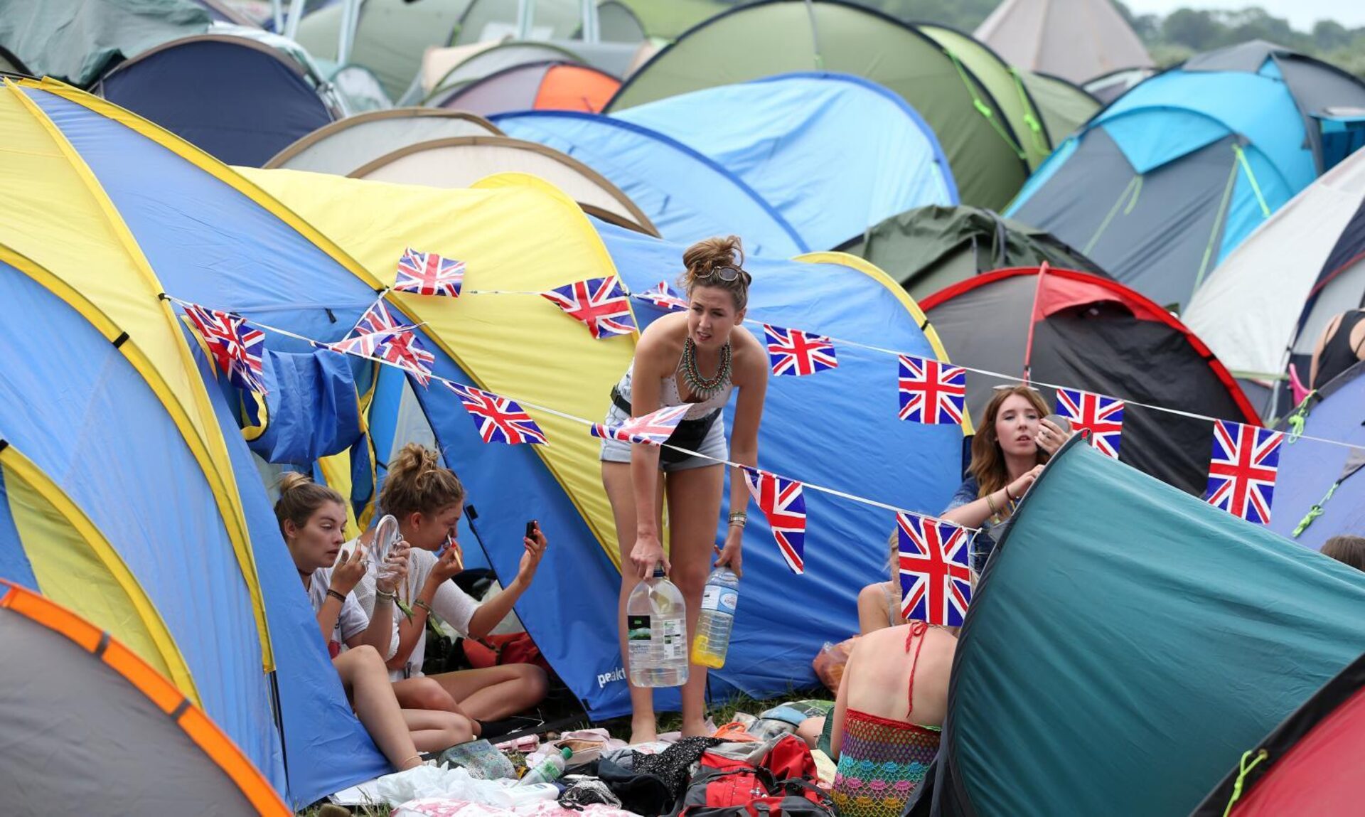 Glastonbury: Άνοιξαν οι πύλες του θρυλικού φεστιβάλ – 46.200 άτομα υπολογίζεται ότι θα χάσουν το κινητό τους 3 Glastonbury: Άνοιξαν οι πύλες του θρυλικού φεστιβάλ – 46.200 άτομα υπολογίζεται ότι θα χάσουν το κινητό τους
